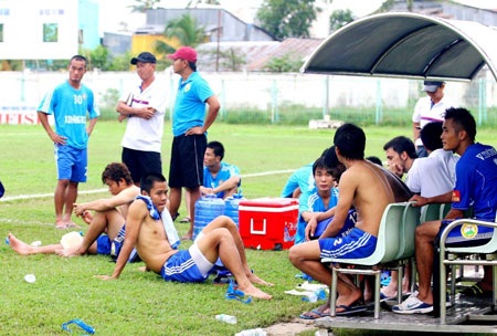 Tây Ninh nối gót CLB TPHCM rớt hạng - 1 Nỗi buồn của Tây Ninh sau khi chính thức xuống hạng Nhì