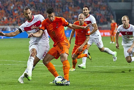 Những điểm nhấn tại vòng loại World Cup 2014 đêm qua - 8 Van Persie lập công trong thắng lợi 2-0 của Hà Lan vào lưới Thổ Nhĩ Kỳ