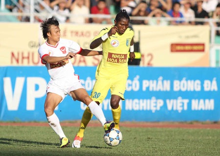 Hà Nội T&T (vàng) đã thể hiện lối chơi không hiệu quả