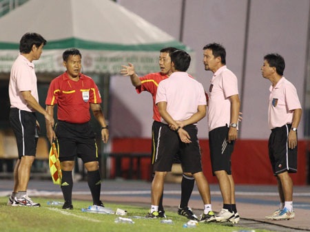 BHL đội khách phản ứng với cách điều hành của trọng tài