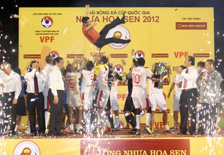 Các cầu thủ Sài Gòn XT chia vui của bầu Thụy