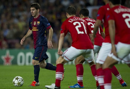 Nhìn lại 90 phút nghẹt thở ở cuộc chiến Barcelona-Spartak Moscow - 7 Lionel Messi trong vòng vây các cầu thủ Spartak Moscow