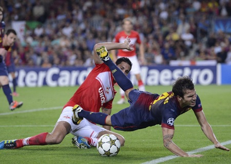 Nhìn lại 90 phút nghẹt thở ở cuộc chiến Barcelona-Spartak Moscow - 8 Fabregas gặp nhiều khó khăn trước hàng thủ dày đặc của đối phương
