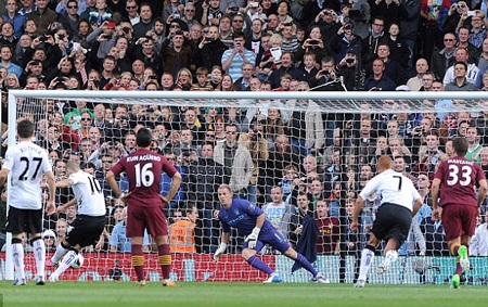 Nhìn lại thắng lợi kịch tính của Man City tại Craven Cottage - 1 Quả 11m thành công của Petric ở đầu trận khiến Man City gặp nhiều khó khăn