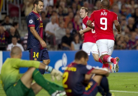 Nhìn lại 90 phút nghẹt thở ở cuộc chiến Barcelona-Spartak Moscow - 6 Dani Alves lóng ngóng đốt lưới nhà khiến Barca bị gỡ hòa 1-1