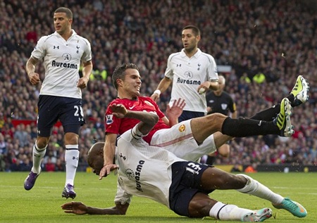Van Persie và đồng đội gục ngã đau đớn trước Spurs tại Old Trafford