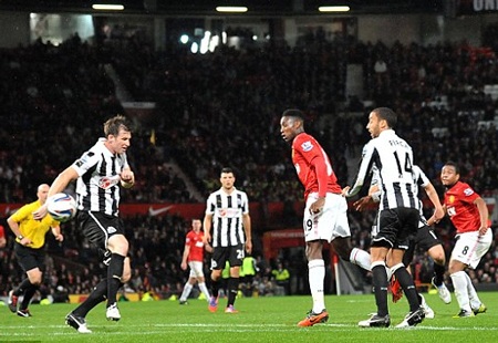 Rooney tái xuất, MU nhọc nhằn vượt ải Newcastle - 2 Anderson mở tỷ số 1-0 cho MU