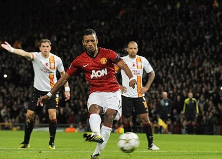 Nani đá hỏng 11m sau khi tranh giành với Van Persie