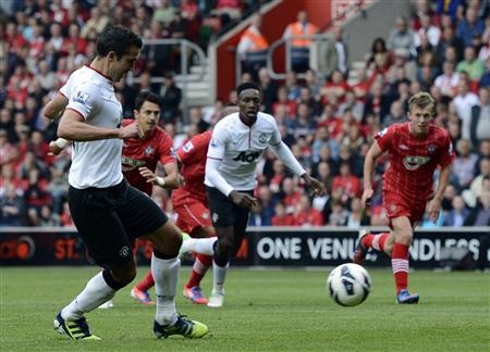 Van Persie không hài lòng về quả 11m hỏng ăn của mình