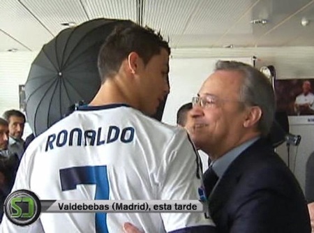C. Ronaldo phản ứng ra mặt với chủ tịch Florentino Perez - 1 C. Ronaldo phản ứng với chủ tịch Perez