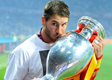 Barca tính “thừa nước đục thả câu” vụ Sergio Ramos - 1 Sergio Ramos đang trong tầm ngắm của Barcelona