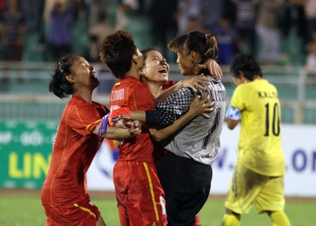Cơ hội rộng mở cho ĐT nữ Việt Nam dự World Cup 2015 - 1 ĐT nữ Việt Nam lên ngôi vô địch giải nữ Đông Nam Á - Ảnh: Sơn Dũng