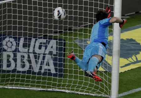 Casillas bất lực trước cú sút phạt siêu đẳng của Lionel Messi