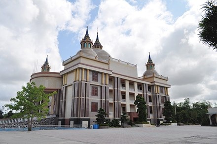 Nghi vấn mới về vụ mất trộm sừng tê của đại gia Trầm Bê - 1 Khu dinh thự của ông Trầm Bê, nơi xảy ra vụ mất trộm sừng tê (chụp bên ngoài tường rào).