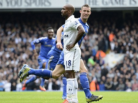 Gary Cahill đưa Chelsea vượt lên dẫn trước ở phút 19