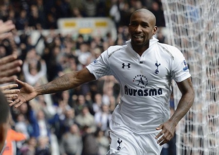 ...và Defoe giúp Tottenham dẫn trước 2-1 ngay đầu hiệp 2