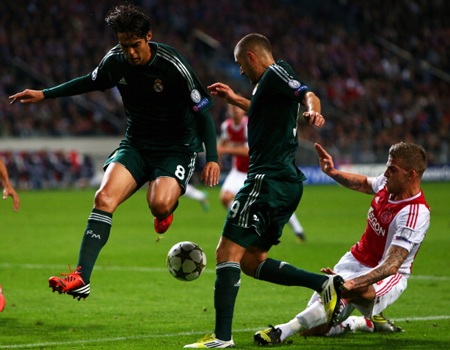 C. Ronaldo lập hattrick, Real Madrid “hủy diệt” Ajax - 1 Kaka chơi khá hay trong lần hiếm hoi được ra sân chính thức