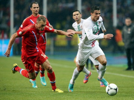 C. Ronaldo “trút giận” tại Do Dragao? - 1 C. Ronaldo và đồng đội cần đứng dậy sau thất bại trước Nga