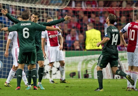 C. Ronaldo lập hattrick, Real Madrid “hủy diệt” Ajax - 2 C. Ronaldo tỏa sáng với cú hattrick vào lưới Ajax