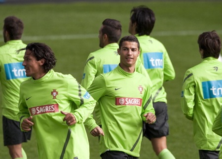 C. Ronaldo “trút giận” tại Do Dragao? - 2 C. Ronaldo khao khát để lại dấu ấn trong lần thứ 100 khoác áo ĐTQG