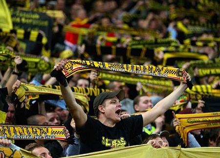 Điểm nhấn trong 90 phút Man City “hút chết” trước Dortmund - 1 Các CĐV Dortmund có mặt tại sân Etihad khá đông để cổ vũ