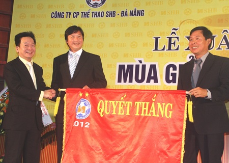Bầu Hiển trong lễ xuất quân của SHB Đà Năng năm 2012