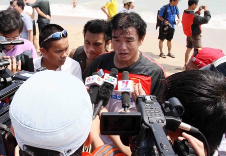 HLV Phan Thanh Hùng đánh giá cao nỗ lực các cầu thủ - Ảnh: Sơn Dũng