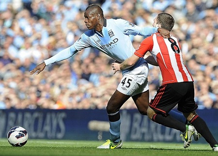 Balotelli thi đấu khá mờ nhạt ở đầu trận