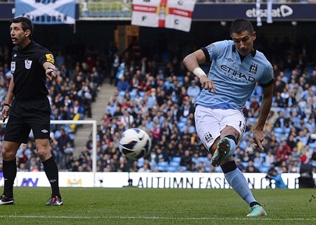 Kolarov sút phạt tuyệt đẹp mở tỷ số từ khá sớm của Man City