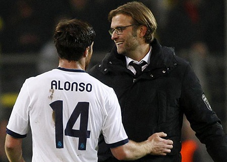 Những dấu ấn trong ngày Real Madrid bại trận trên đất Đức - 6 HLV Jurgen Klopp có cử chỉ khá thân thiện với Xabi Alonso