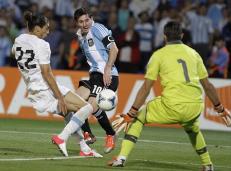 C. Ronaldo “vấp ngã” trong cuộc đua Quả bóng vàng với Messi - 2 Nếu như Messi thăng hoa rực rỡ cùng Argentina...