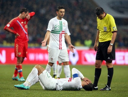 C. Ronaldo “vấp ngã” trong cuộc đua Quả bóng vàng với Messi - 3 ...thì Ronaldo lại cùng Bồ Đào Nha gục ngã trên đất Nga