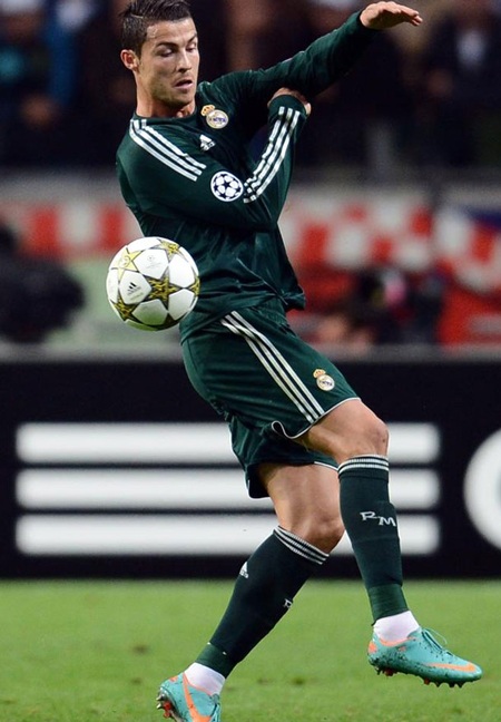 C. Ronaldo thể hiện một pha xử lý bóng kỹ thuật