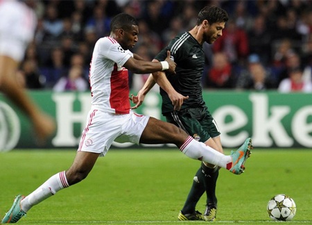 Ajax phô diễn một lối chơi phòng ngự đầy khó chịu