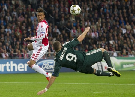 Pha móc bóng tung lưới Ajax nâng tỷ số lên 2-1 của Benzema