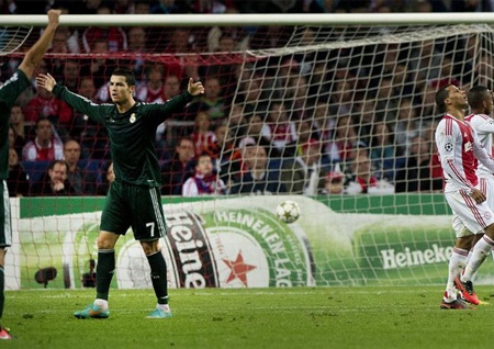 CR7 rực sáng với cú hattrick vào lưới Ajax