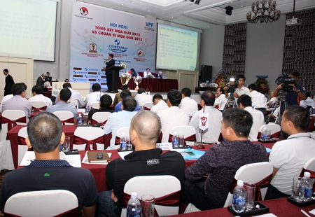Bầu Đức phản pháo lại chỉ trích từ chủ tịch CLB Thanh Hóa - 3 Quang cảnh hội nghị tổng kết V-League 2012