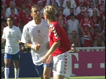 Italia - Đan Mạch: Khi chiến thắng là sự sống - 1 Hình ảnh Totti phun mưa vào Poulsen tại Euro 2004