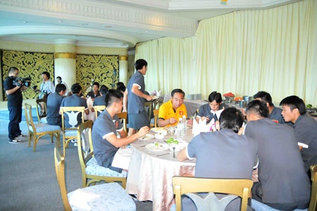 “Xâm nhập” bữa ăn của đội tuyển Việt Nam tại Bangkok - 6 Các tuyển thủ Việt Nam vui đùa tại phòng ăn - Ảnh: An An