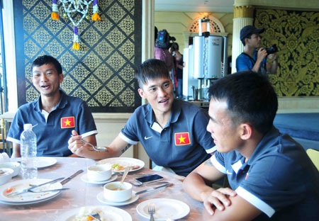 “Xâm nhập” bữa ăn của đội tuyển Việt Nam tại Bangkok - 7 Tiền đạo Lê Công Vinh tỏ ra khá thoải mái - Ảnh: An An