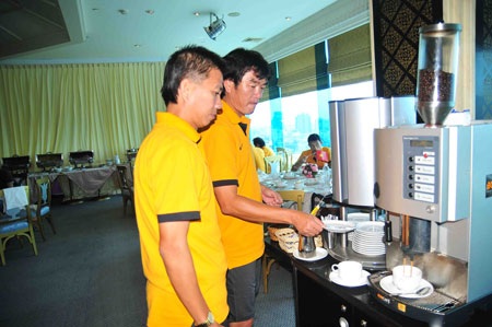 “Xâm nhập” bữa ăn của đội tuyển Việt Nam tại Bangkok - 8 HLV Phan Thanh Hùng và trợ lý Hoàng Anh Tuấn - Ảnh: An An