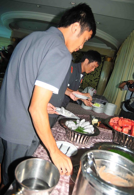 “Xâm nhập” bữa ăn của đội tuyển Việt Nam tại Bangkok - 9 Quầy đồ ăn ở tầng 24 - Ảnh: An An
