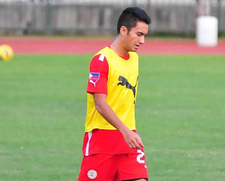 Tập luyện hăng máu, cầu thủ Philippines bị…gãy răng - 1 Cầu thủ Guirado bên phía Philippines