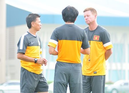 Ông Dylan Kerr (phải) phải nhập viện vì lý do sức khỏe