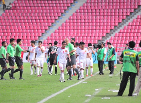 Các cầu thủ Việt Nam lầm lũi ra sân
