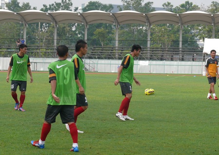 ĐT Việt Nam rèn miếng đánh trước trận chiến với Myanmar - 11 Hai đội chia đôi đội hình để đá tập