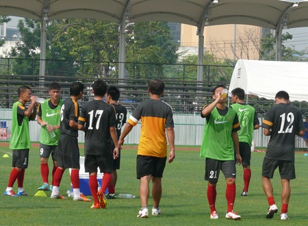 ĐT Việt Nam rèn miếng đánh trước trận chiến với Myanmar - 14 Toàn đội kết thúc buổi tập với bầu không khí thoải mái