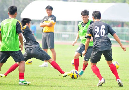 “Tướng” Phan Thanh Hùng đau đầu với bài toán phòng ngự - 2 ĐT Việt Nam sẽ phải thay đổi các miếng đánh trước Philippines - Ảnh: An An
