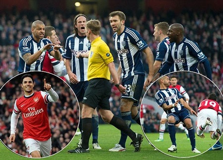 Cầu thủ West Brom phản ứng với trọng tài Jones về hai quả penalty của Arsenal