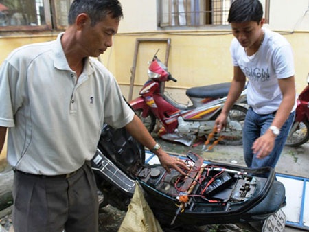 “Cẩu tặc” dùng súng điện bắn cảnh sát cơ động - 1 Tang vật của hai cẩu tặc bỏ lại